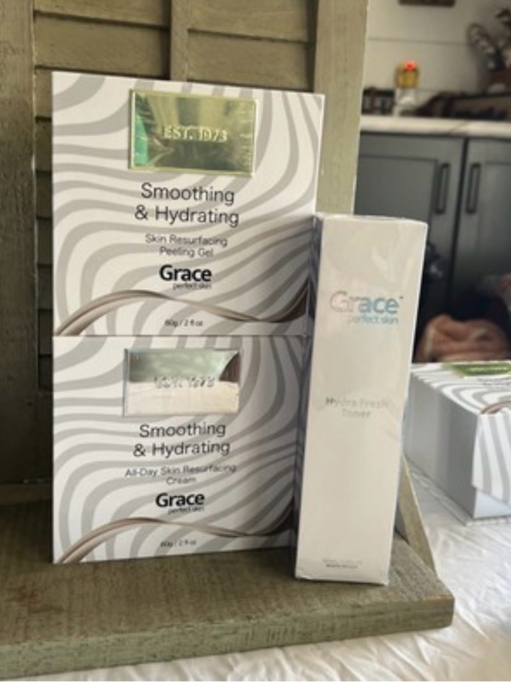 Grace Smoothing & Hydrating Skincare Set - White, Silver